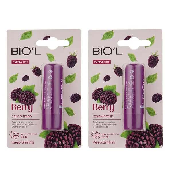بالم لب نرم‌کننده و مرطوب‌کننده بیول مدل Berry با SPF 15، حاوی موم کاندلیا، موم کارنابوا، موم زنبورعسل، کره کاکائو و ویتامین E، بافت سبک و رنگ‌دهی ملایم بسته 2 عددی